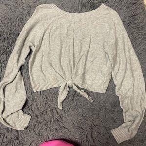 Gray Hollister Top *can fit a medium*